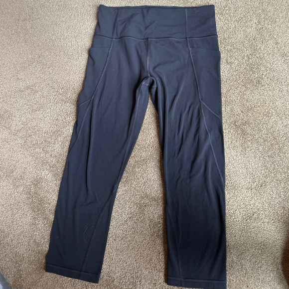 Women's Athleta Salutation Stash Pocket Capri M Black - Picture 8 of 10